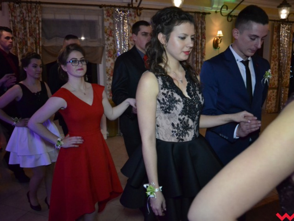 Studniówka 2018. Zobacz jak poloneza zatańczyli maturzyści „rolnika”