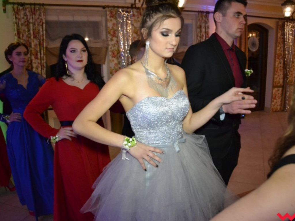 Studniówka 2018. Zobacz jak poloneza zatańczyli maturzyści „rolnika”