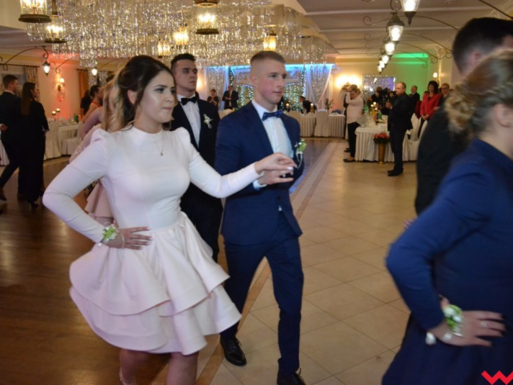 Studniówka 2018. Zobacz jak poloneza zatańczyli maturzyści „rolnika”