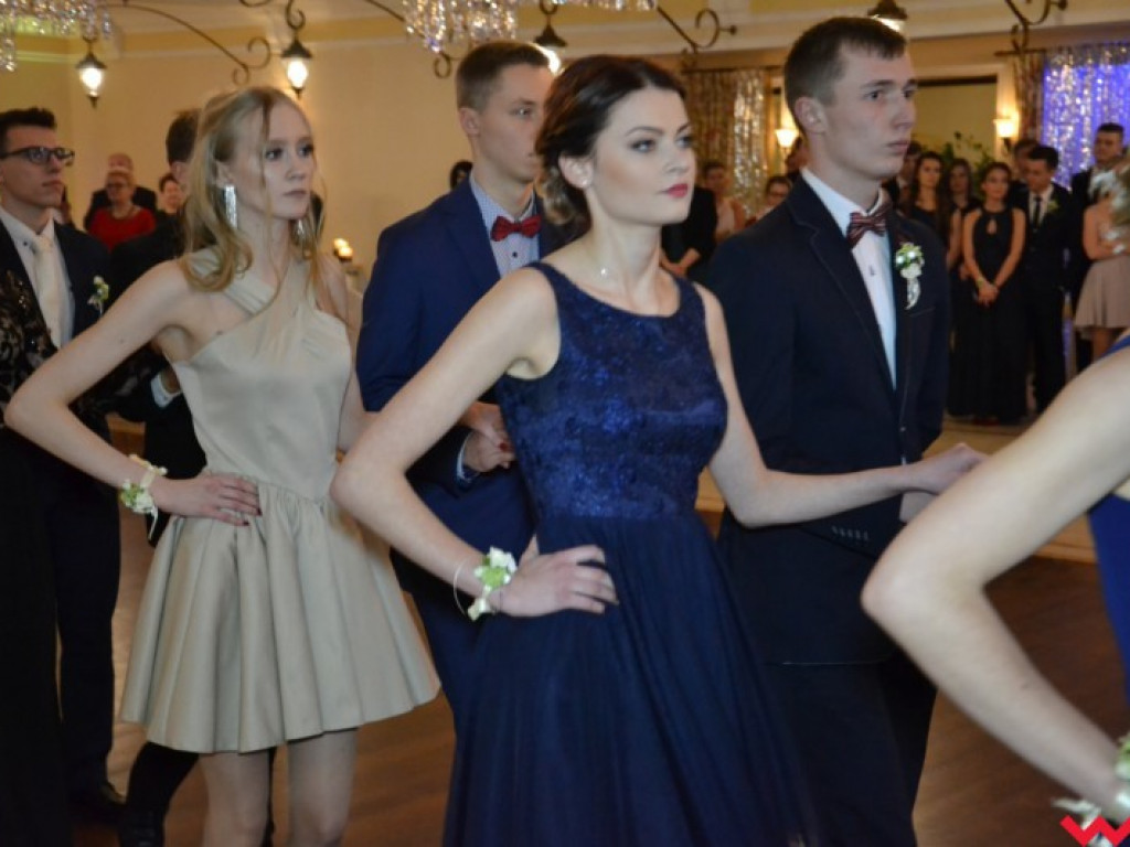 Studniówka 2018. Zobacz jak poloneza zatańczyli maturzyści „rolnika”