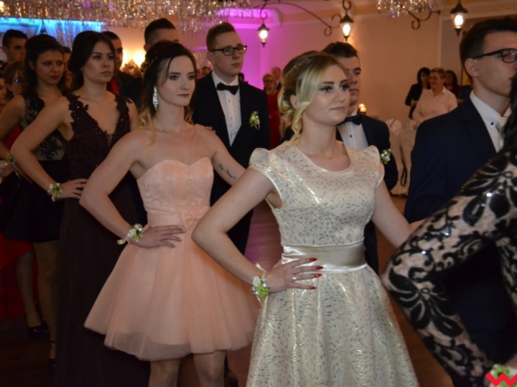 Studniówka 2018. Zobacz jak poloneza zatańczyli maturzyści „rolnika”