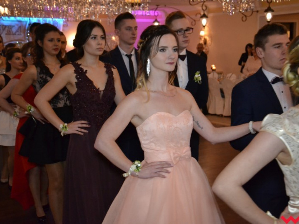 Studniówka 2018. Zobacz jak poloneza zatańczyli maturzyści „rolnika”