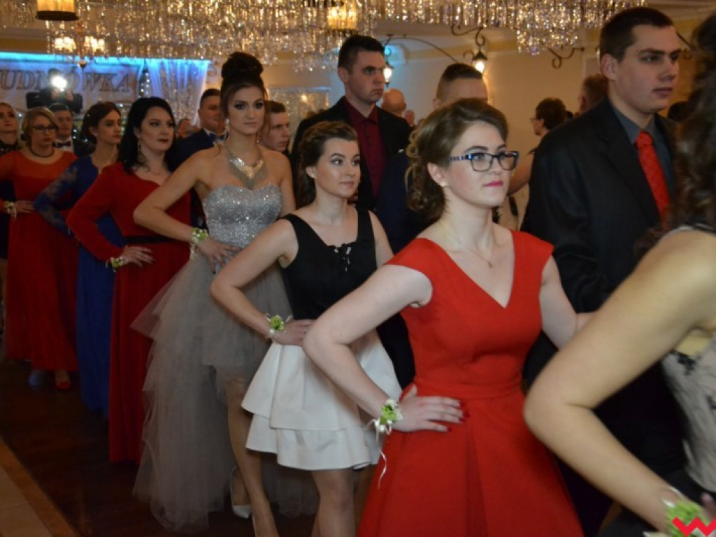 Studniówka 2018. Zobacz jak poloneza zatańczyli maturzyści „rolnika”