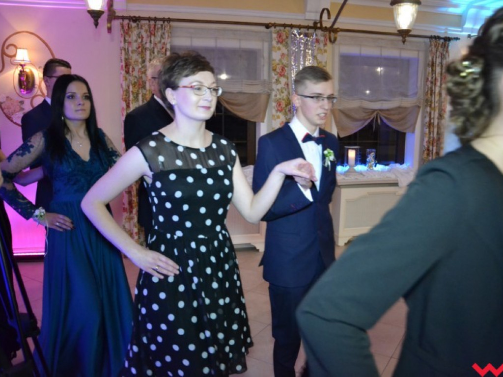 Studniówka 2018. Zobacz jak poloneza zatańczyli maturzyści „rolnika”