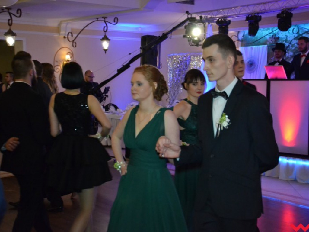 Studniówka 2018. Zobacz jak poloneza zatańczyli maturzyści „rolnika”