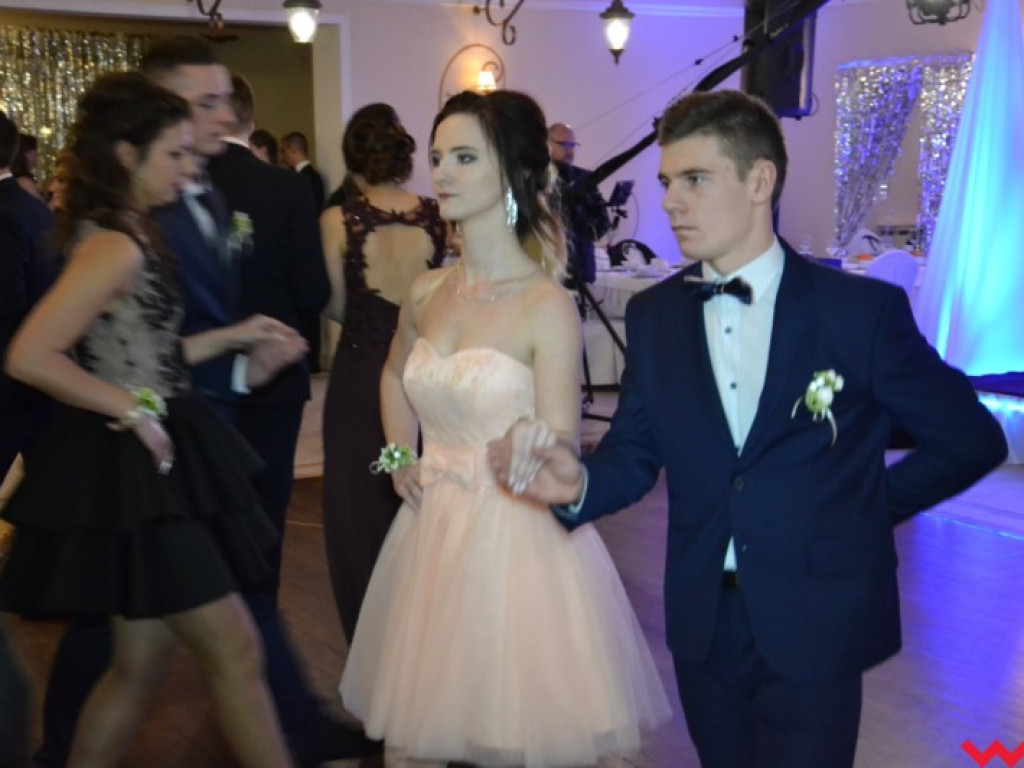 Studniówka 2018. Zobacz jak poloneza zatańczyli maturzyści „rolnika”