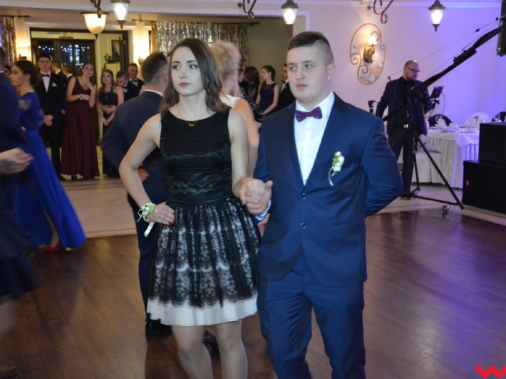 Studniówka 2018. Zobacz jak poloneza zatańczyli maturzyści „rolnika”