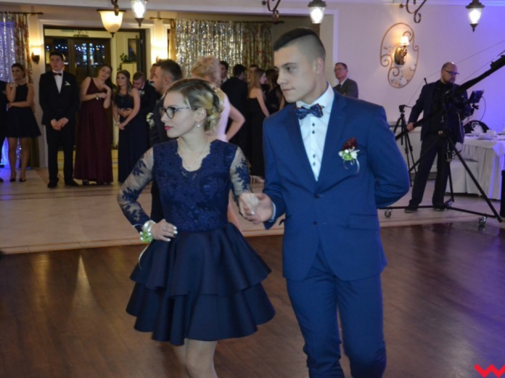 Studniówka 2018. Zobacz jak poloneza zatańczyli maturzyści „rolnika”