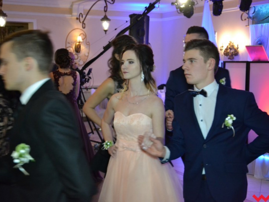 Studniówka 2018. Zobacz jak poloneza zatańczyli maturzyści „rolnika”