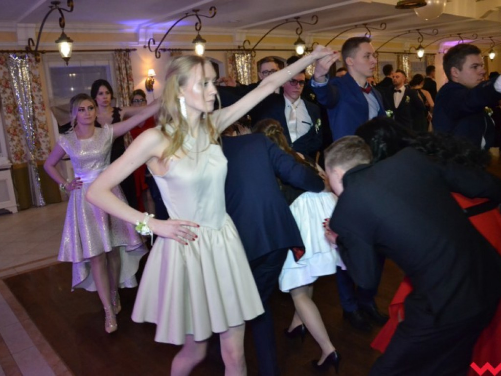 Studniówka 2018. Zobacz jak poloneza zatańczyli maturzyści „rolnika”