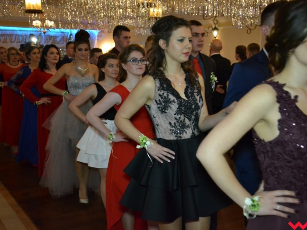 Studniówka 2018. Zobacz jak poloneza zatańczyli maturzyści „rolnika”