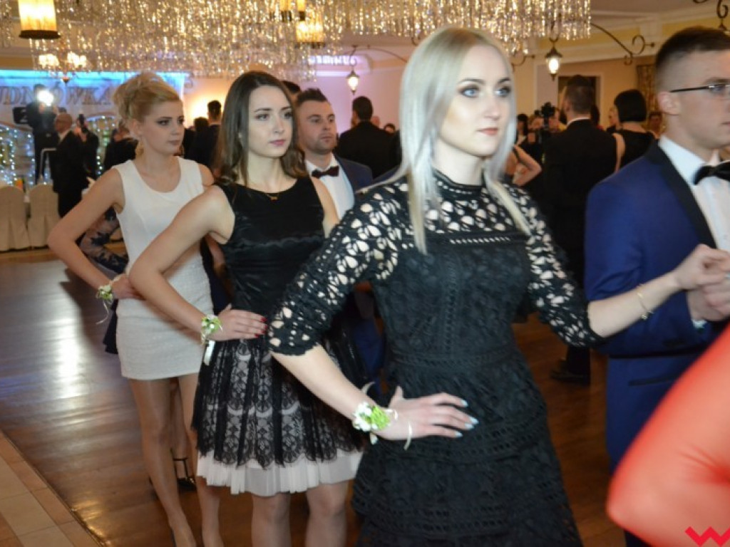 Studniówka 2018. Zobacz jak poloneza zatańczyli maturzyści „rolnika”