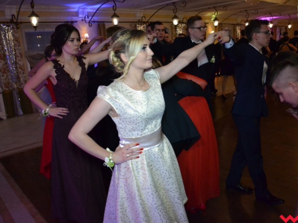 Studniówka 2018. Zobacz jak poloneza zatańczyli maturzyści „rolnika”