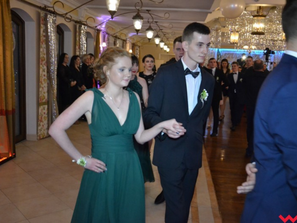 Studniówka 2018. Zobacz jak poloneza zatańczyli maturzyści „rolnika”