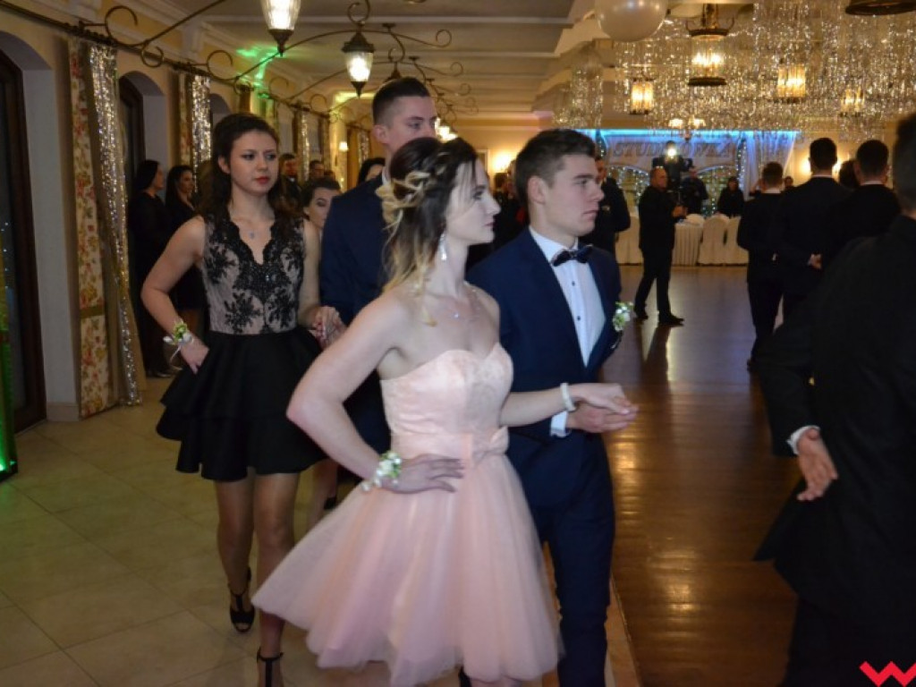 Studniówka 2018. Zobacz jak poloneza zatańczyli maturzyści „rolnika”