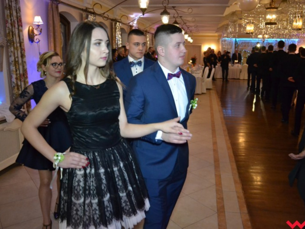 Studniówka 2018. Zobacz jak poloneza zatańczyli maturzyści „rolnika”