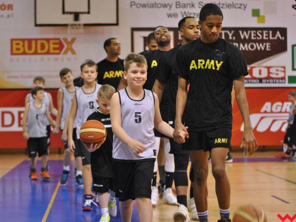 Mecz pokazowy, który przy pełnych trybunach przerodził się w święto koszykówki