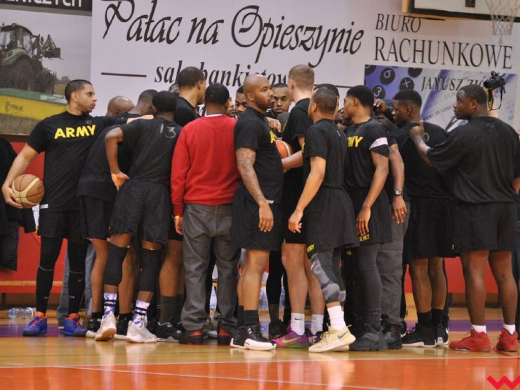 Mecz pokazowy, który przy pełnych trybunach przerodził się w święto koszykówki