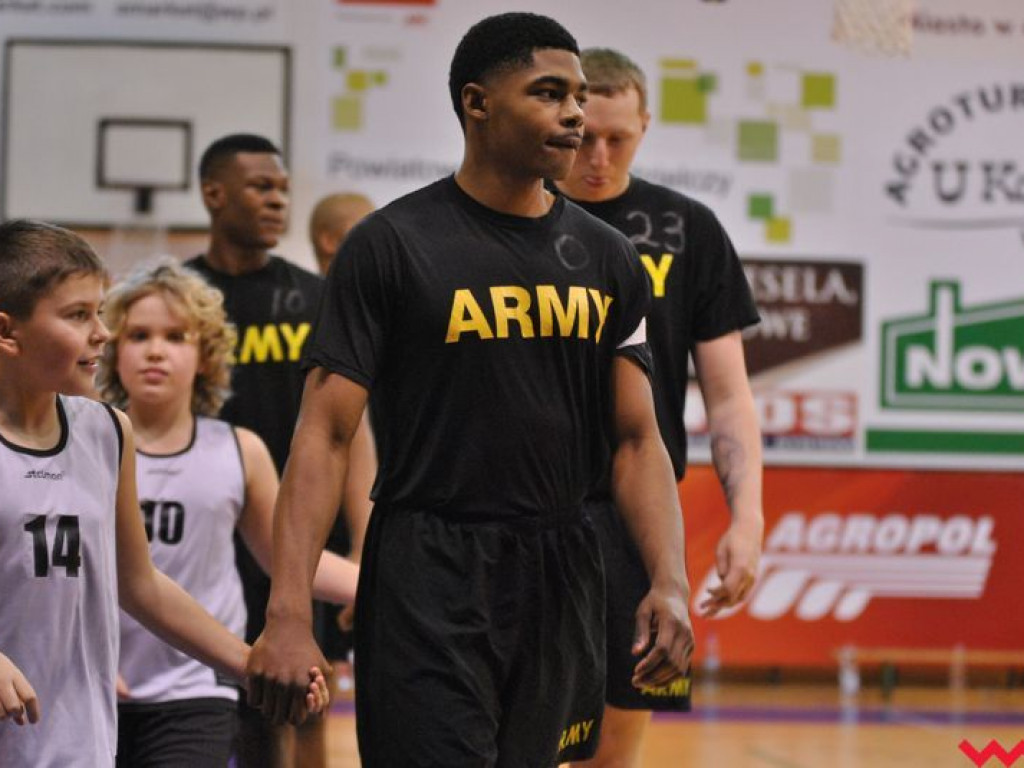 Mecz pokazowy, który przy pełnych trybunach przerodził się w święto koszykówki