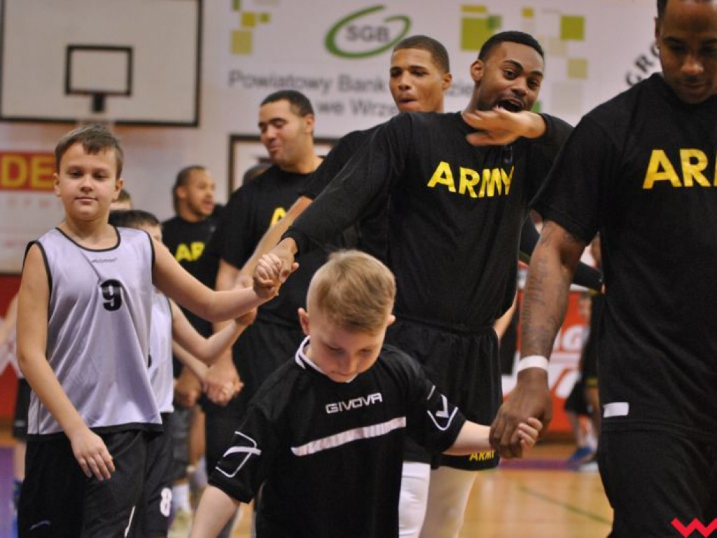 Mecz pokazowy, który przy pełnych trybunach przerodził się w święto koszykówki