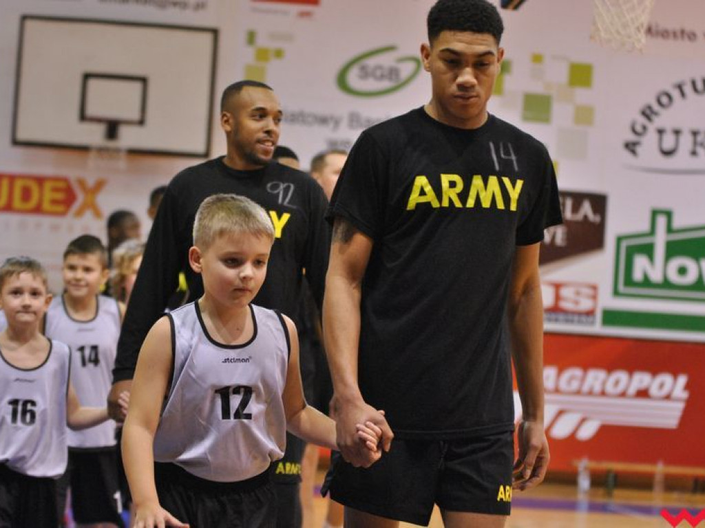 Mecz pokazowy, który przy pełnych trybunach przerodził się w święto koszykówki