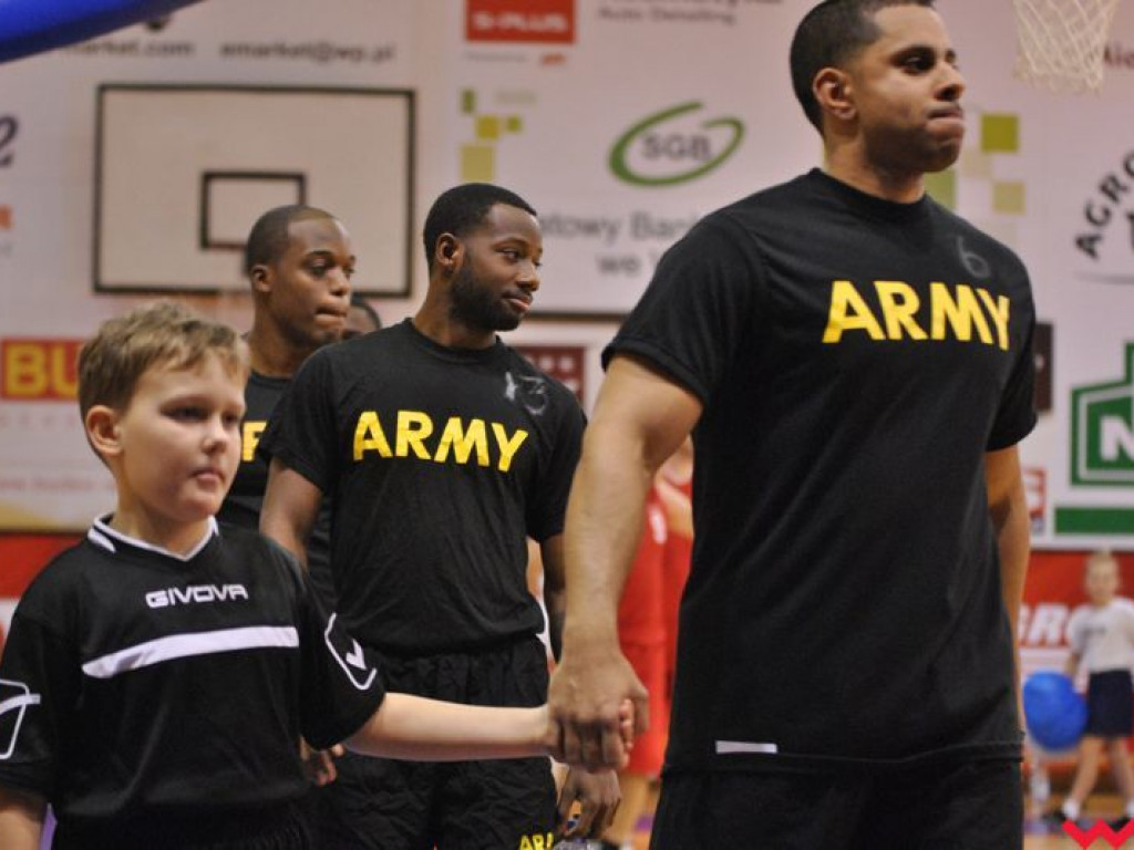 Mecz pokazowy, który przy pełnych trybunach przerodził się w święto koszykówki