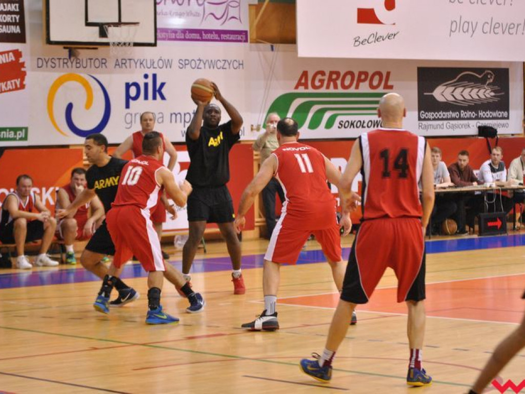 Mecz pokazowy, który przy pełnych trybunach przerodził się w święto koszykówki