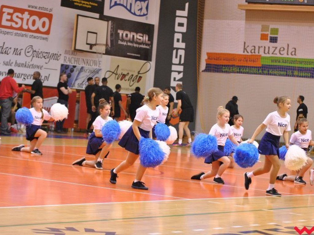 Mecz pokazowy, który przy pełnych trybunach przerodził się w święto koszykówki