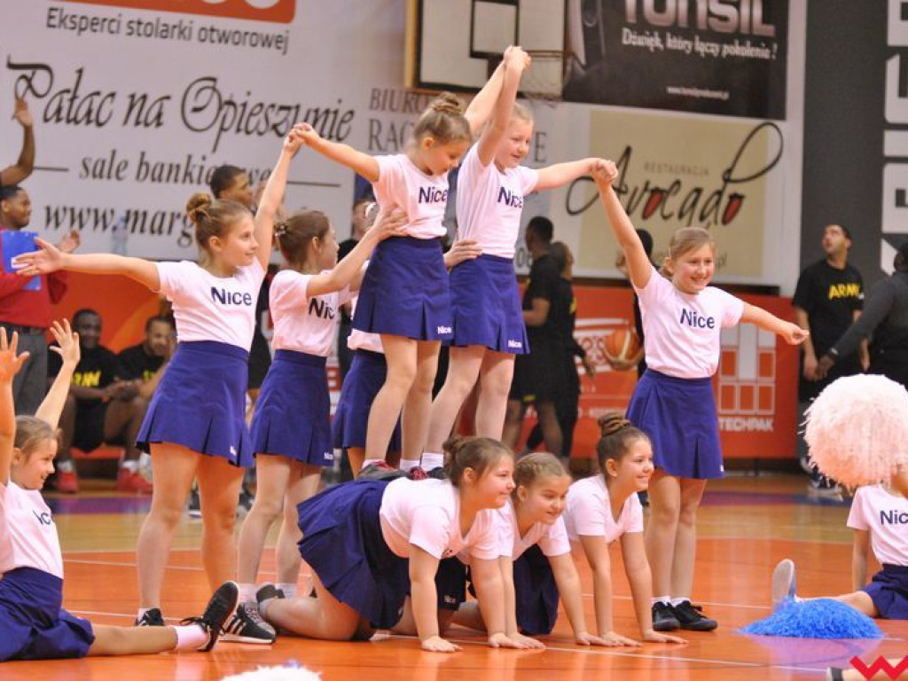 Mecz pokazowy, który przy pełnych trybunach przerodził się w święto koszykówki