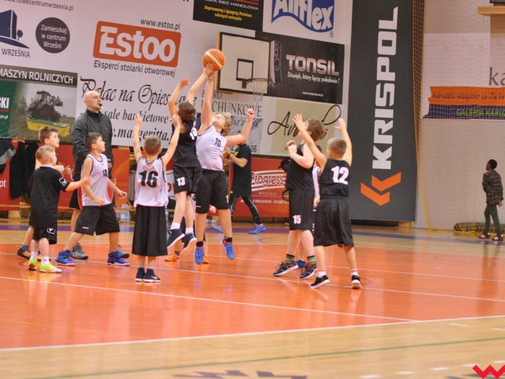 Mecz pokazowy, który przy pełnych trybunach przerodził się w święto koszykówki