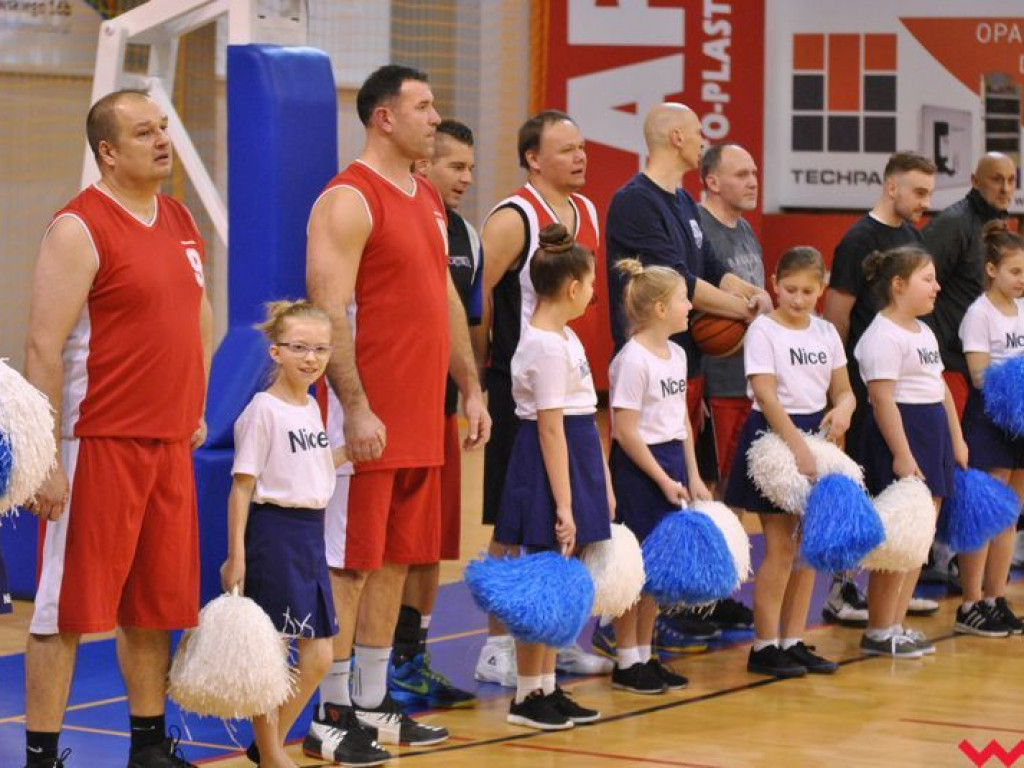 Mecz pokazowy, który przy pełnych trybunach przerodził się w święto koszykówki