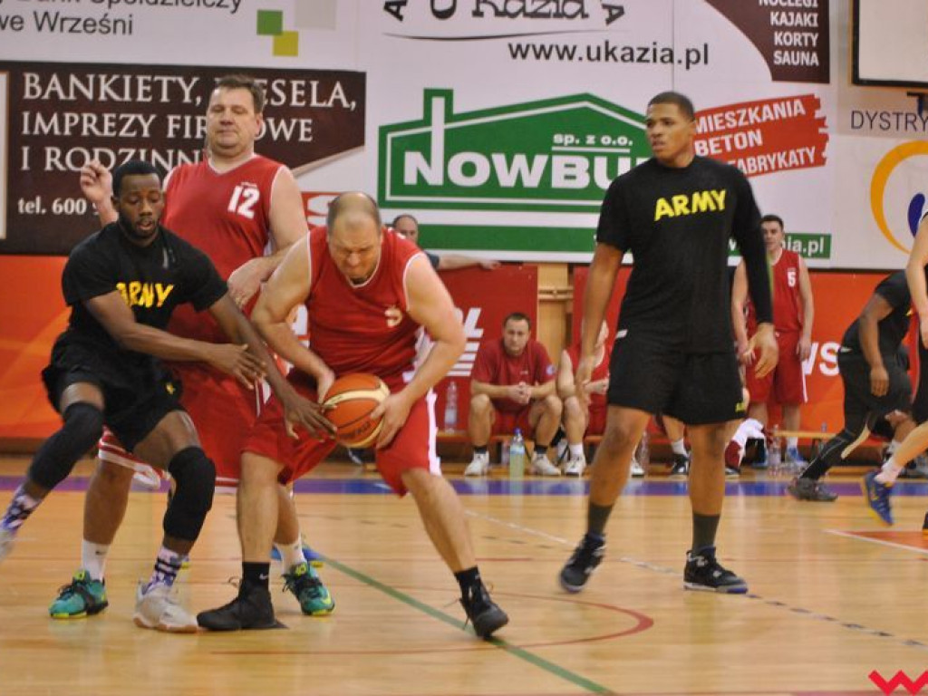 Mecz pokazowy, który przy pełnych trybunach przerodził się w święto koszykówki