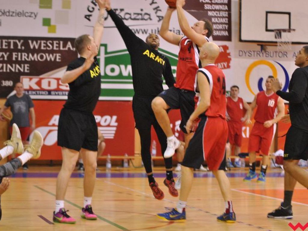 Mecz pokazowy, który przy pełnych trybunach przerodził się w święto koszykówki