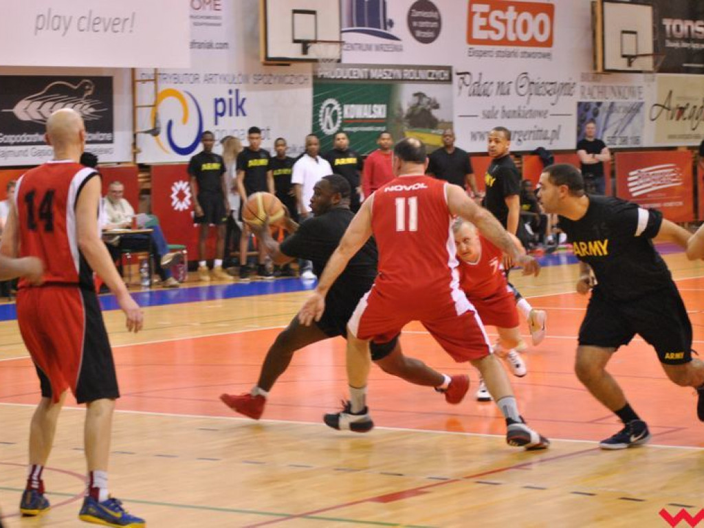 Mecz pokazowy, który przy pełnych trybunach przerodził się w święto koszykówki