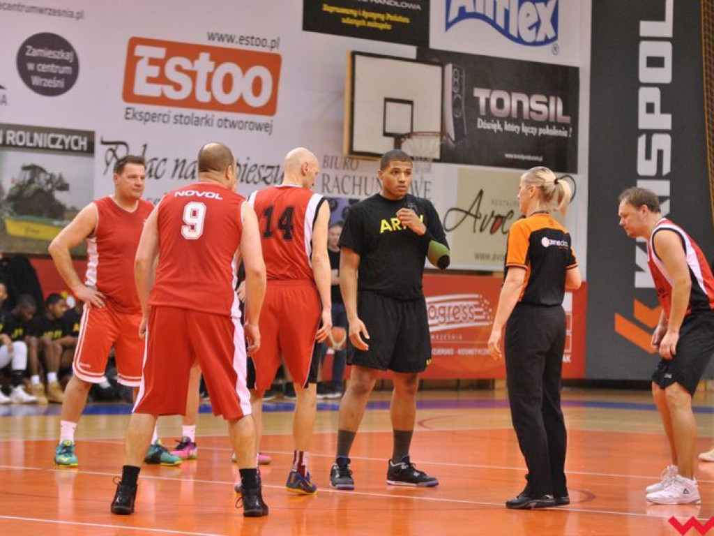 Mecz pokazowy, który przy pełnych trybunach przerodził się w święto koszykówki