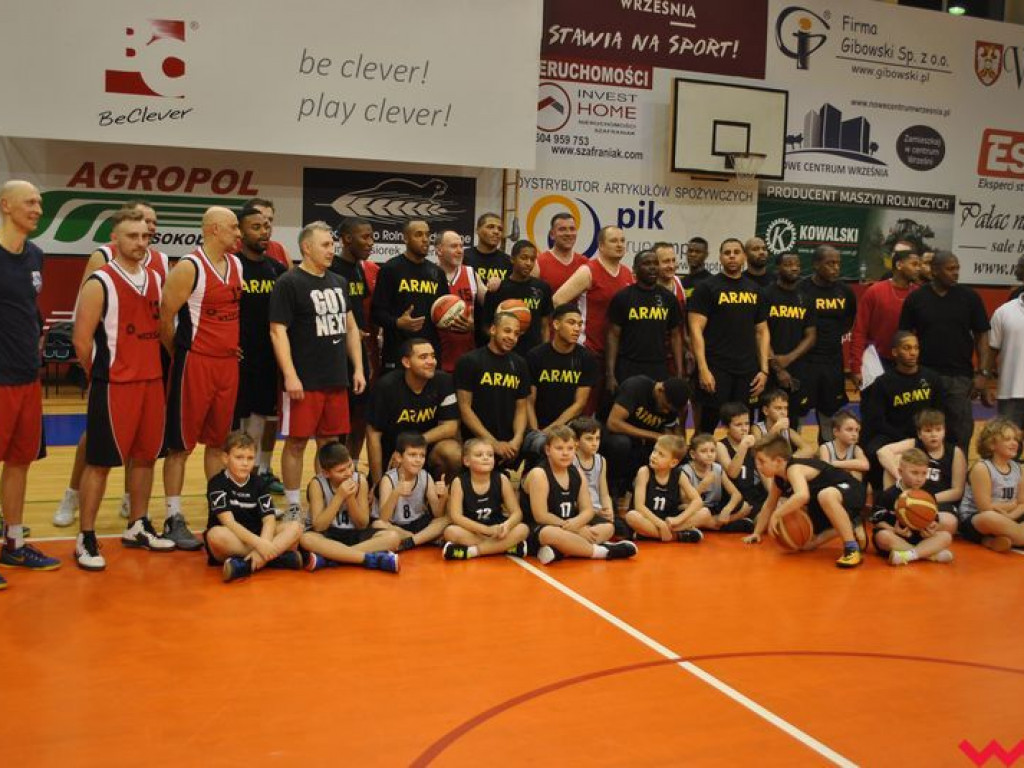 Mecz pokazowy, który przy pełnych trybunach przerodził się w święto koszykówki