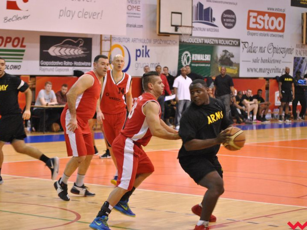 Mecz pokazowy, który przy pełnych trybunach przerodził się w święto koszykówki