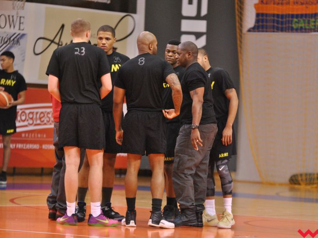 Mecz pokazowy, który przy pełnych trybunach przerodził się w święto koszykówki