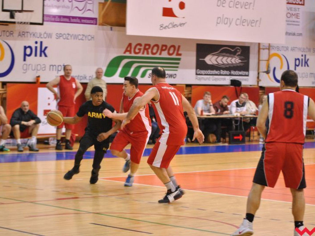 Mecz pokazowy, który przy pełnych trybunach przerodził się w święto koszykówki