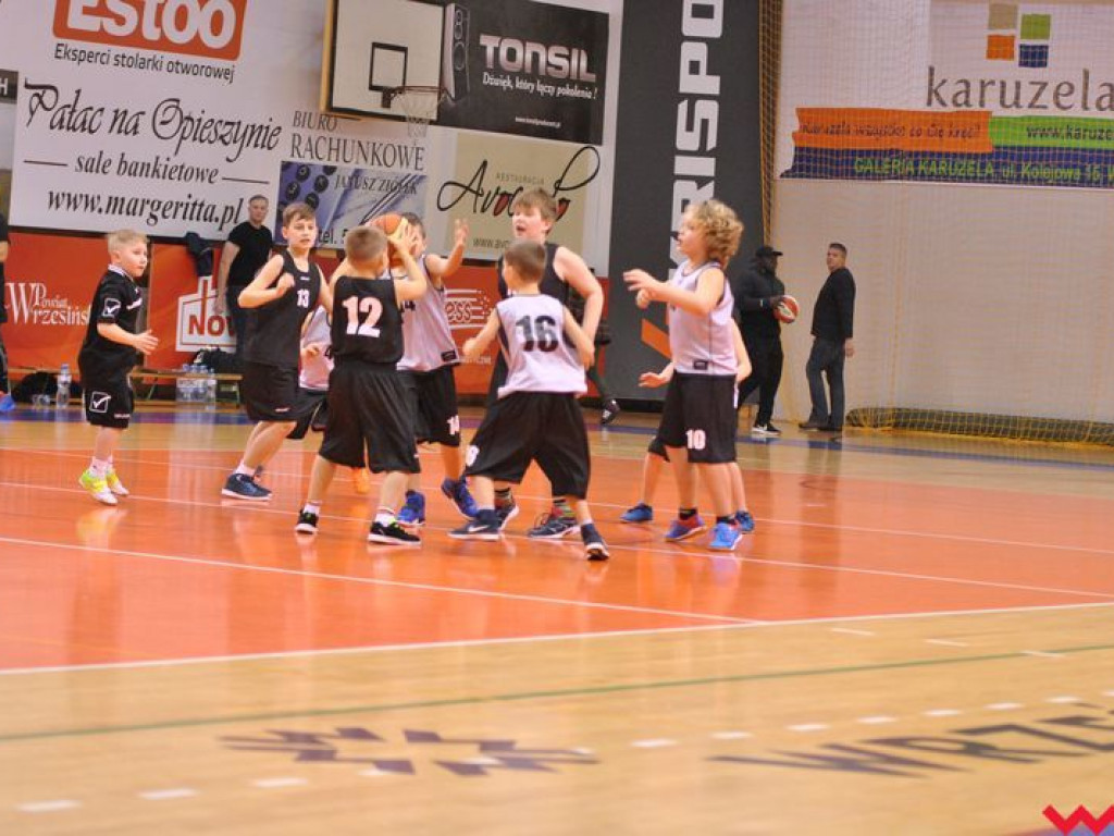 Mecz pokazowy, który przy pełnych trybunach przerodził się w święto koszykówki