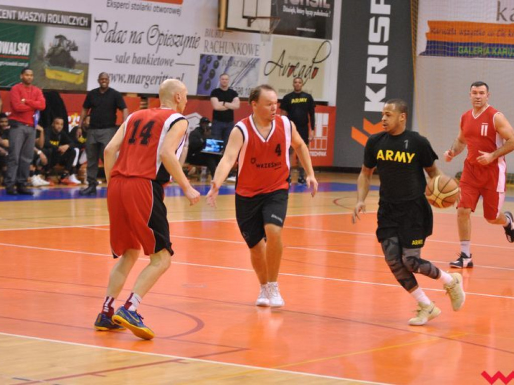 Mecz pokazowy, który przy pełnych trybunach przerodził się w święto koszykówki