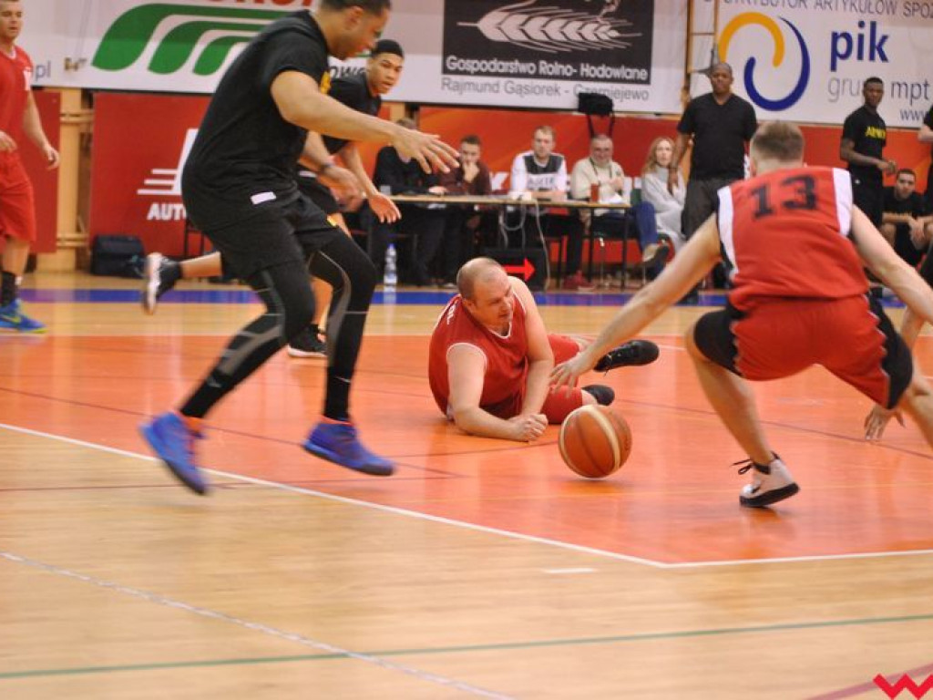 Mecz pokazowy, który przy pełnych trybunach przerodził się w święto koszykówki