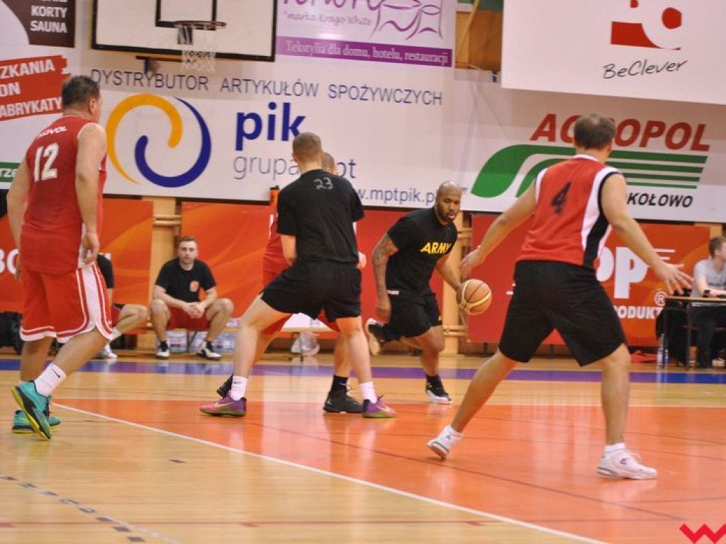 Mecz pokazowy, który przy pełnych trybunach przerodził się w święto koszykówki