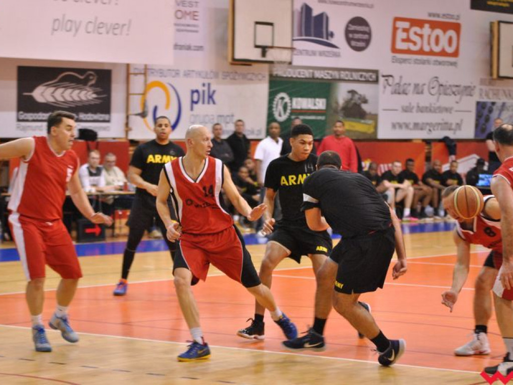 Mecz pokazowy, który przy pełnych trybunach przerodził się w święto koszykówki