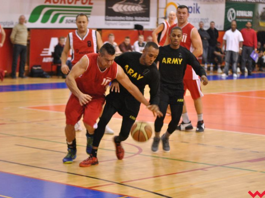 Mecz pokazowy, który przy pełnych trybunach przerodził się w święto koszykówki