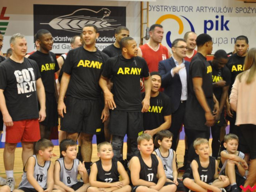 Mecz pokazowy, który przy pełnych trybunach przerodził się w święto koszykówki