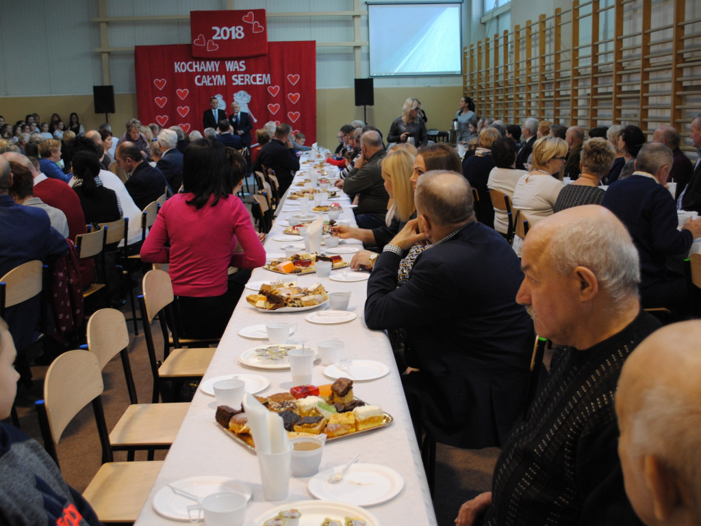 Setki ludzi na spotkaniu w Otocznej
