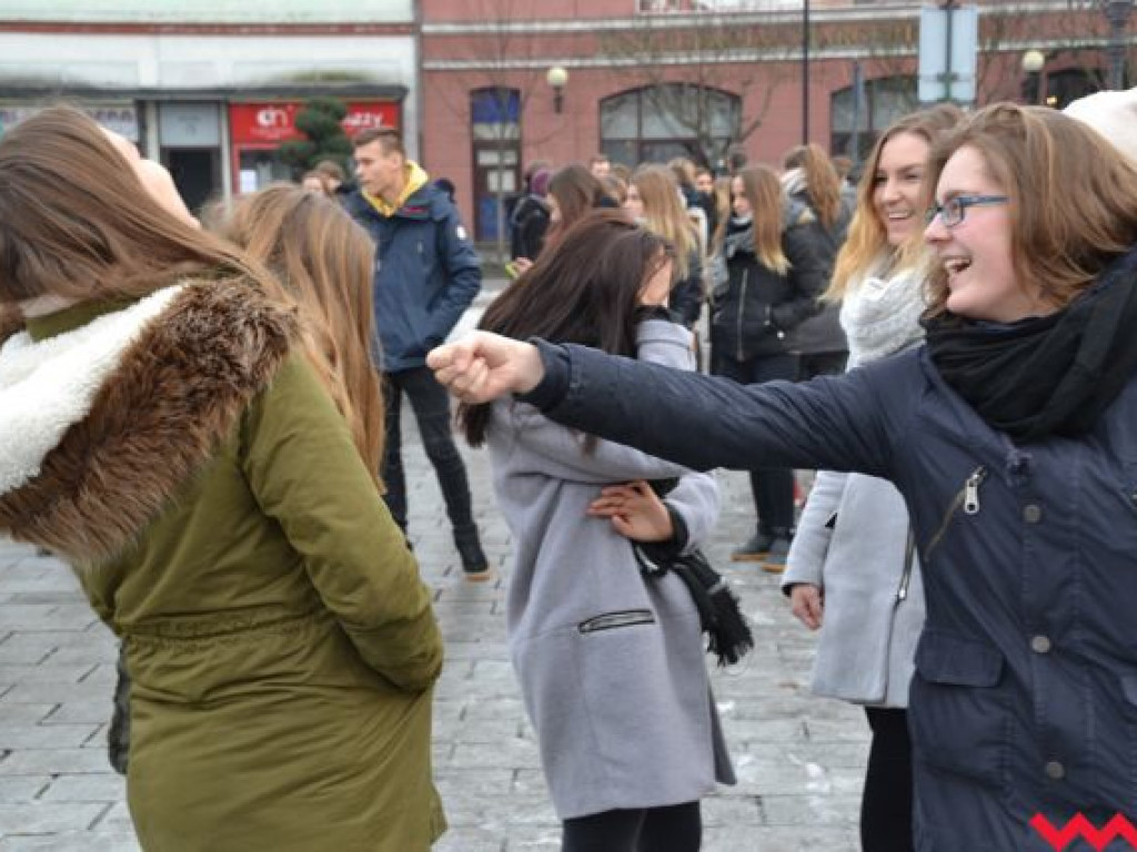 Tradycji stało się zadość. Licealiści zatańczyli na rynku poloneza