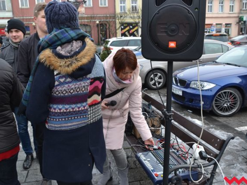 Tradycji stało się zadość. Licealiści zatańczyli na rynku poloneza
