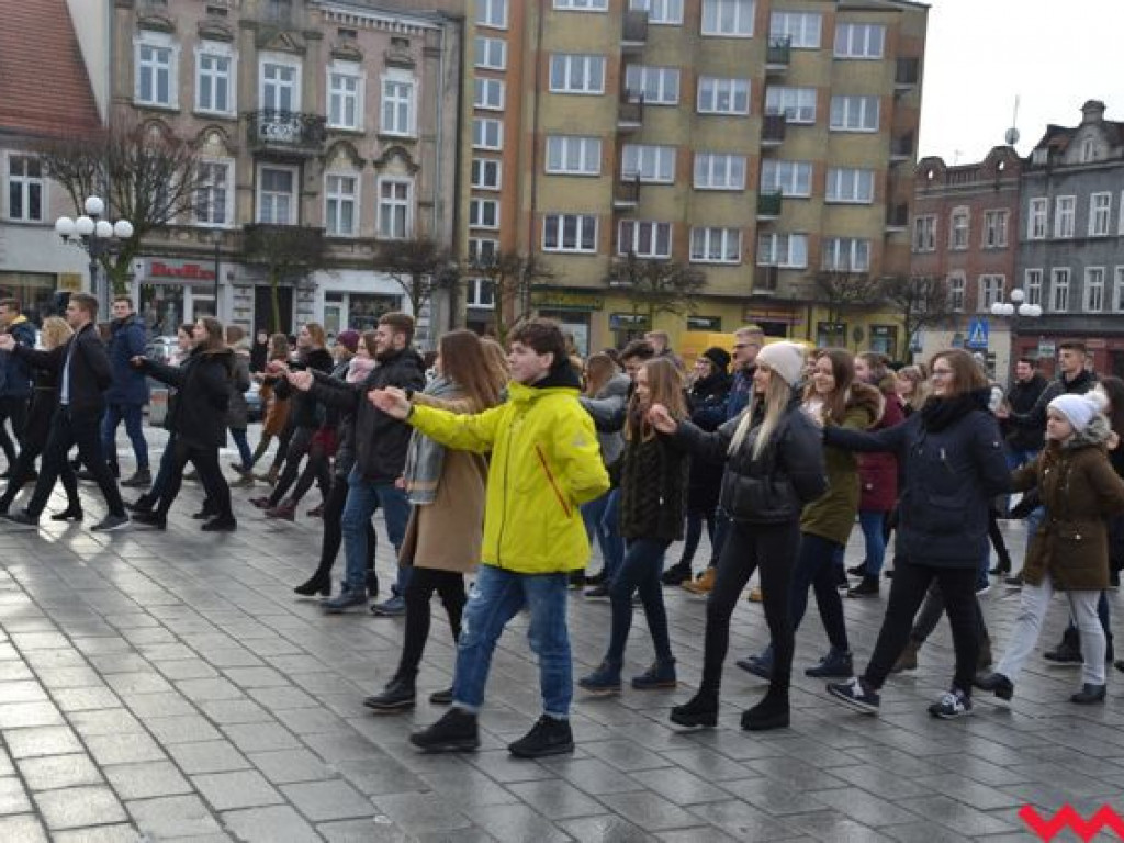 Tradycji stało się zadość. Licealiści zatańczyli na rynku poloneza